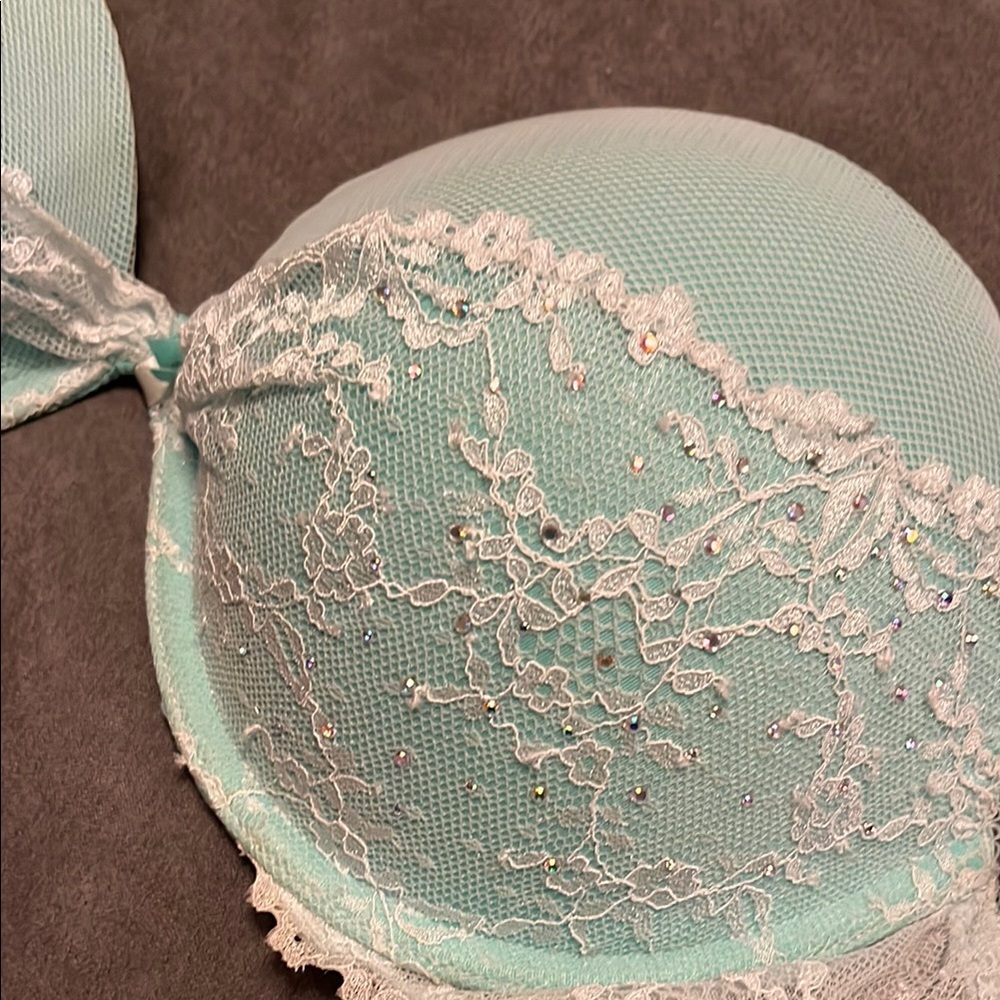 Elegant Lace Trimmed Bra in Mint and White - Picture 3 of 4